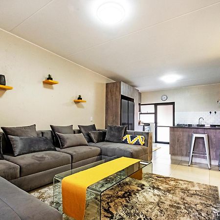 Airport Heights Apartment Boksburg Bagian luar foto