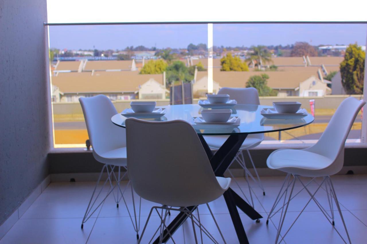 Airport Heights Apartment Boksburg Bagian luar foto